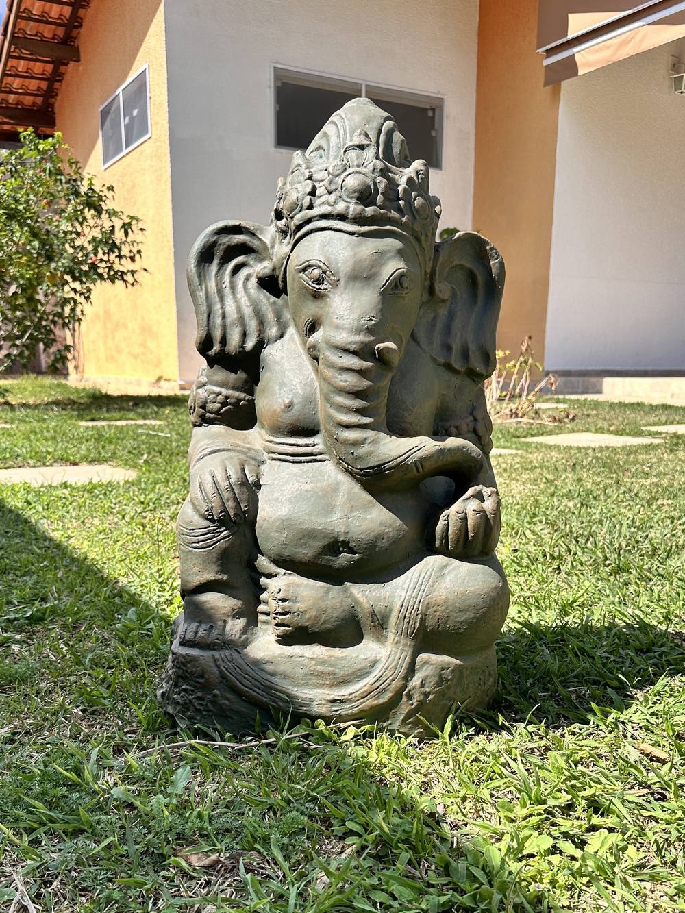 Estátua de Ganesha no jardim do studio